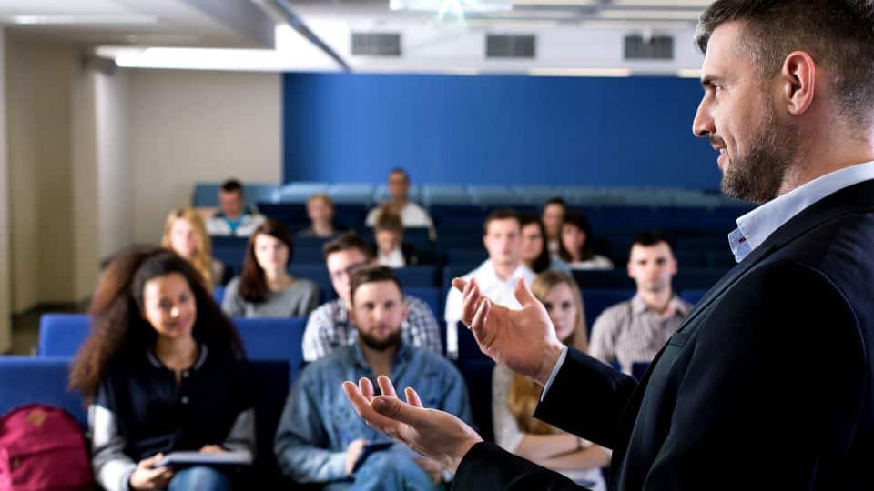 מדברים בלי מילים: מה לומדים בקורס שפת גוף?