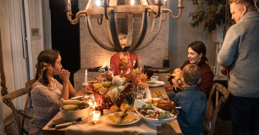 משפחה מתפללת לאוכל