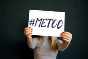 שילוט קמפיין "me to" נגד הטרדה מינית