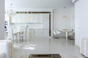 רהיטים בסלון לבן